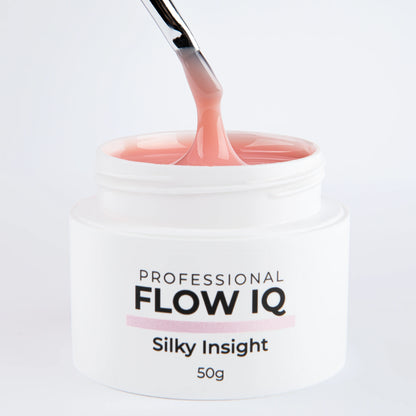 Pinceau tirant la matière du gel Flow IQ Silky Insight Nails Company avec texture auto égalisante visible.
