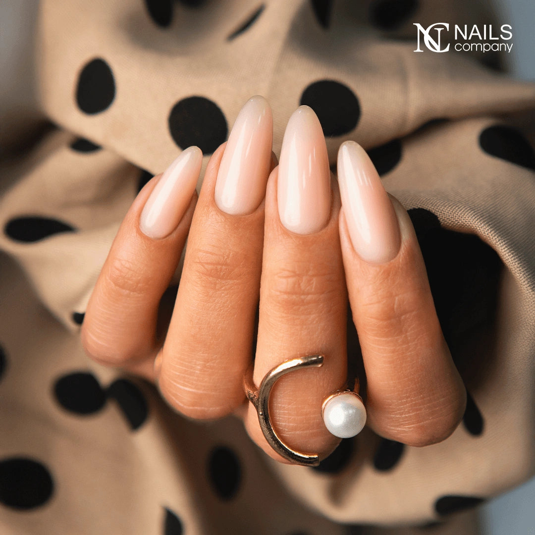 Manucure réalisée avec le gel Flow IQ Silky Insight Nails Company nude chaud aux sous-tons orangés.