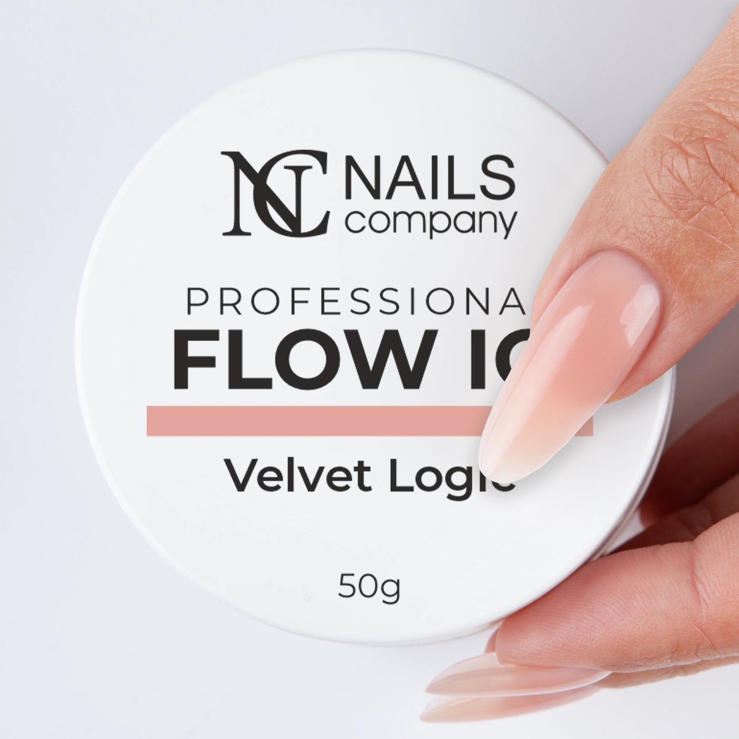 Main tenant le Flow IQ Velvet Logic Nails Company avec pot fermé brun chaud.