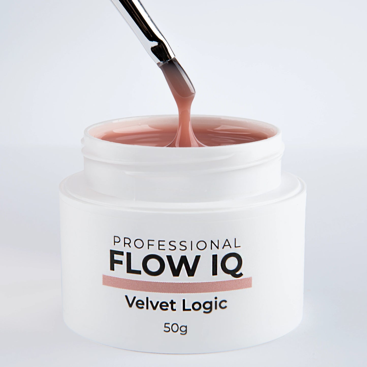 Pinceau tirant la matière du gel Flow IQ Velvet Logic Nails Company avec texture auto égalisante visible.