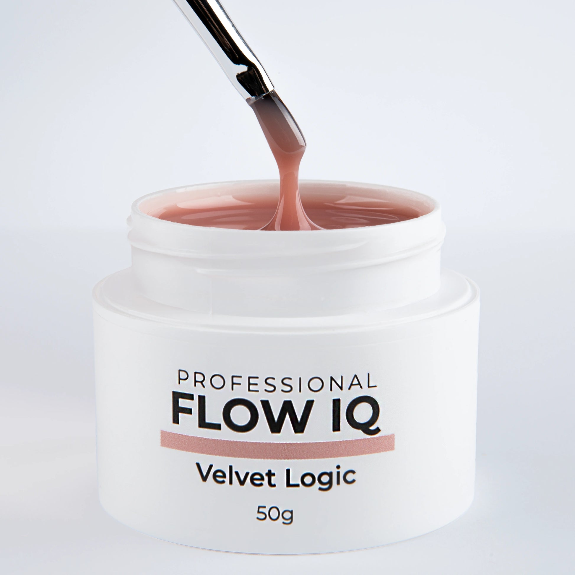 Pinceau tirant la matière du gel Flow IQ Velvet Logic Nails Company avec texture auto égalisante visible.