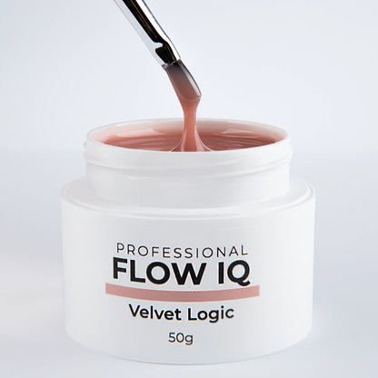 Pinceau tirant la matière du gel Flow IQ Velvet Logic Nails Company avec texture auto égalisante visible.