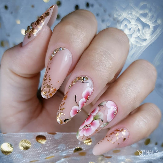 Exemple de pose réalisée avec le gel de construction Perfect Shape Speedy Cover de Nails Company, teinte rose pêche