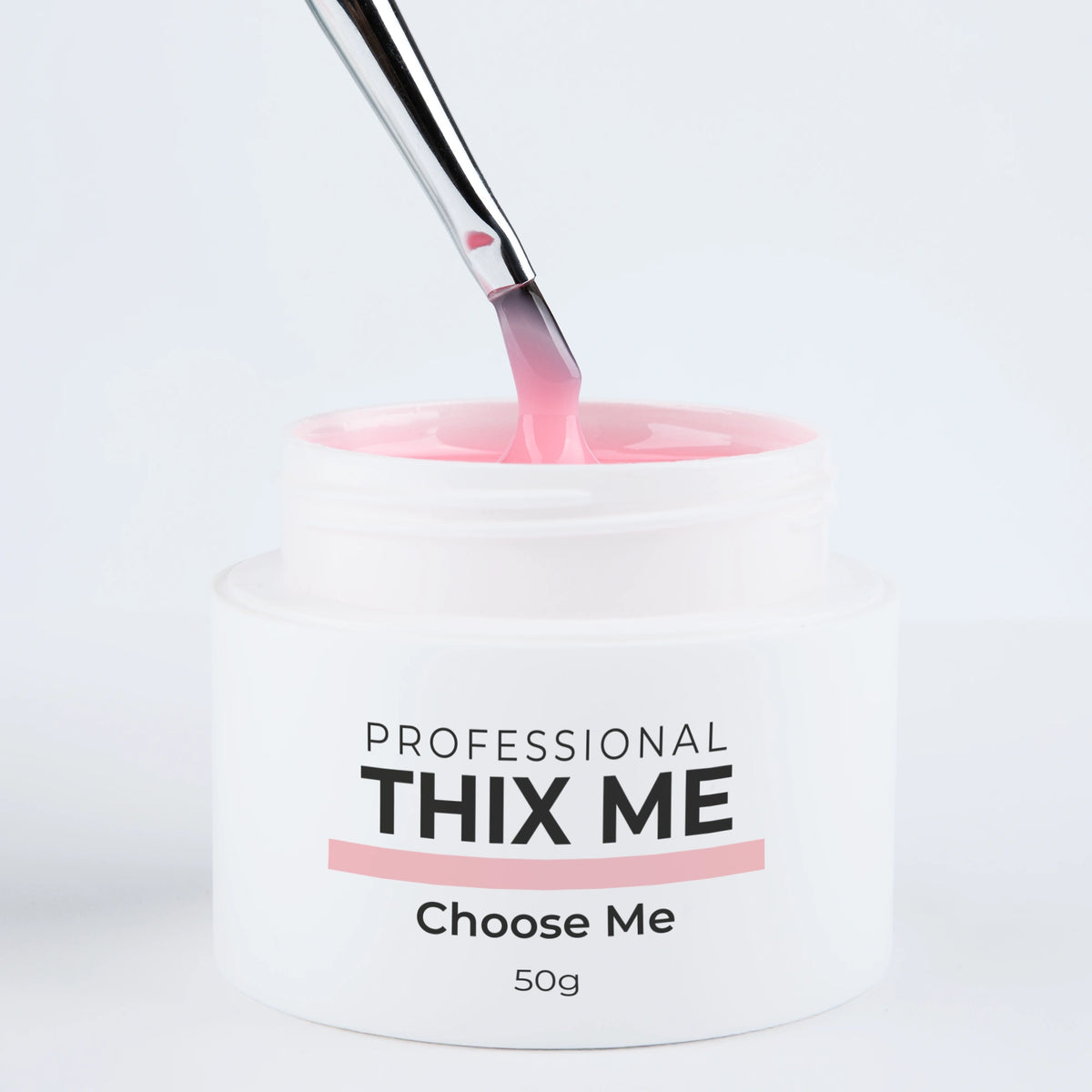 Pot ouvert du gel de construction Thix Me Choose Me de Nails Company avec un pinceau tirant la matière