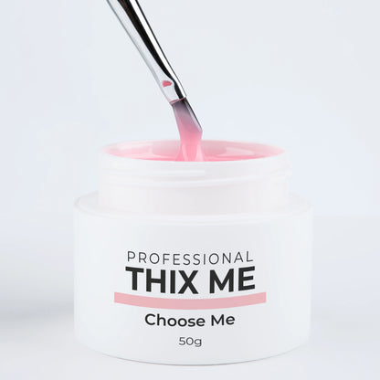 Pot ouvert du gel de construction Thix Me Choose Me de Nails Company avec un pinceau tirant la matière