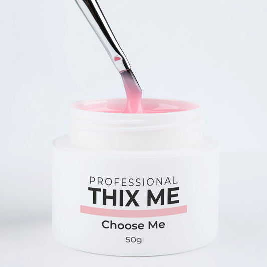 Pot ouvert du gel de construction Thix Me Choose Me de Nails Company avec un pinceau tirant la matière