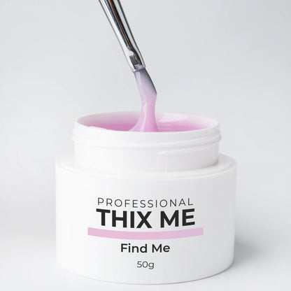 Pot ouvert du gel de construction Thix Me Find Me de Nails Company avec un pinceau tirant la matière