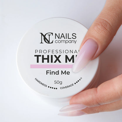 Main tenant le pot fermé de Thix Me Find Me de Nails Company avec le gel déposé sur la main