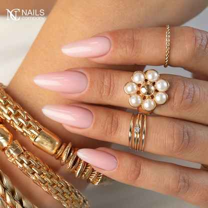 Exemple de pose réalisée avec le gel de construction Thix Me Want Me de Nails Company