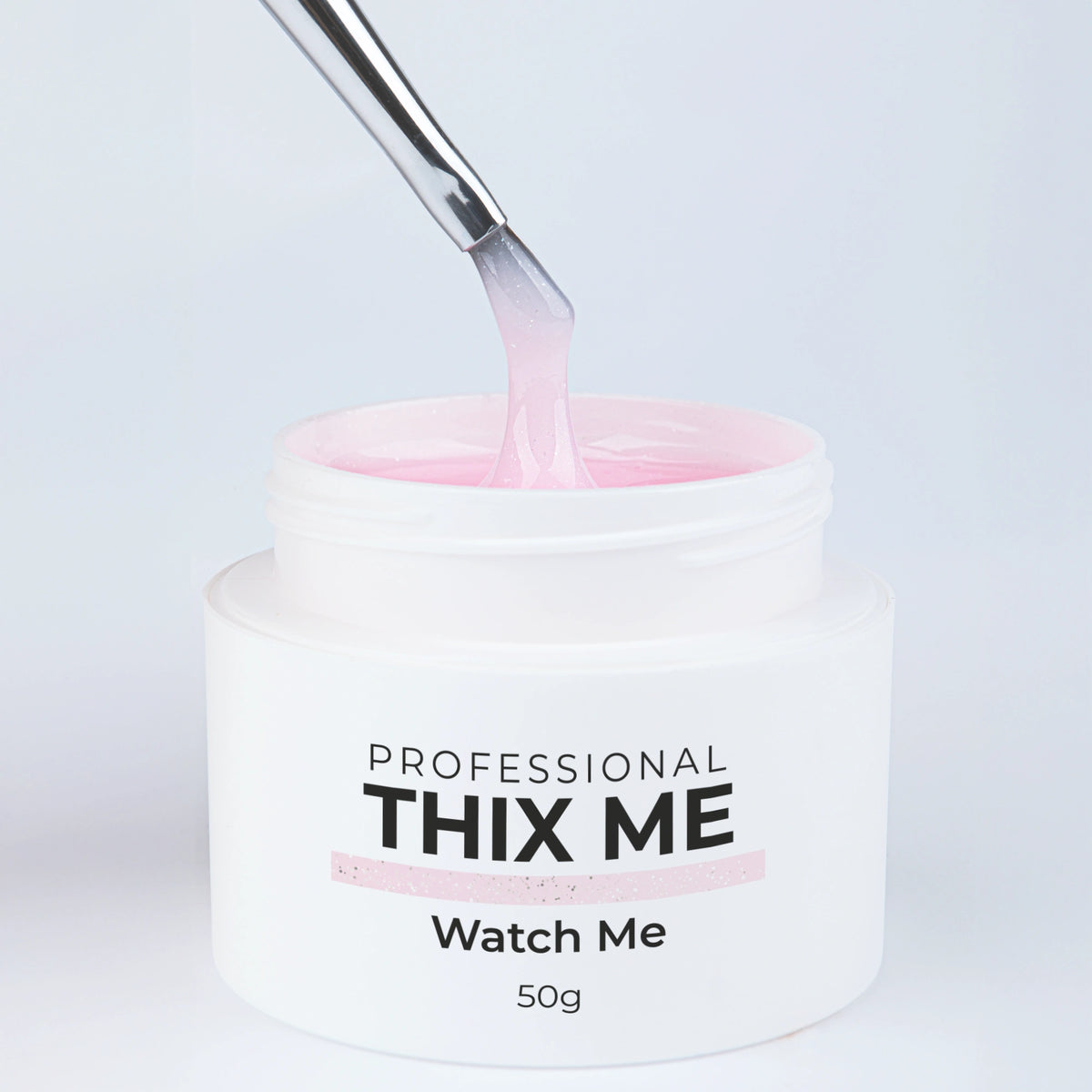 Pot ouvert du gel de construction Thix Me Watch Me de Nails Company avec un pinceau tirant la matière