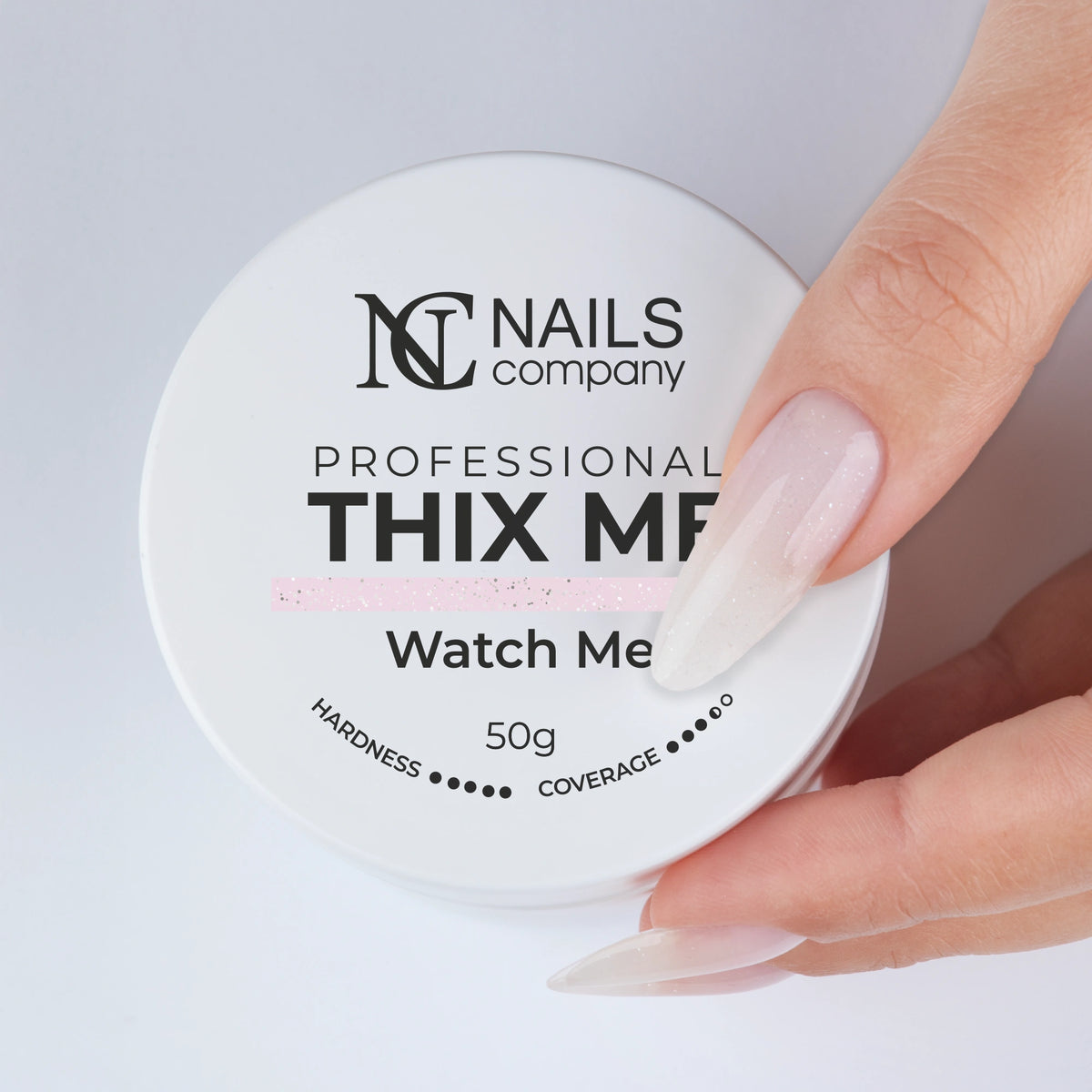 Main tenant le pot fermé de Thix Me Watch Me de Nails Company avec le gel déposé sur la main