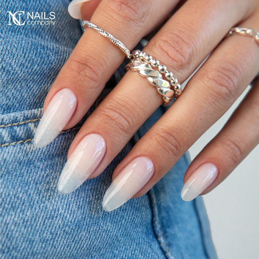 Exemple de pose réalisée avec le gel de construction Thix Me Watch Me de Nails Company