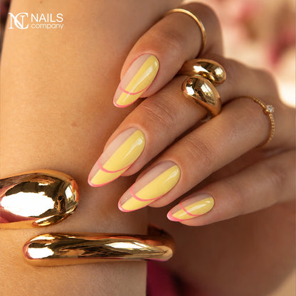 Exemple de nail art réalisé avec le gel de construction Thix Me Watch Me de Nails Company