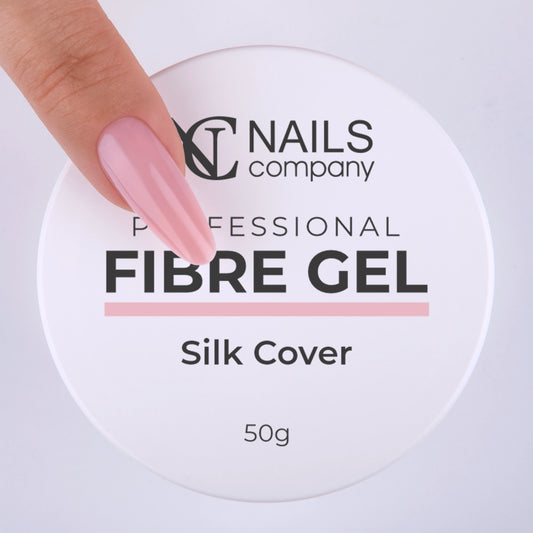 Gel Fibre Silk Cover Nails Company appliqué sur un doigt posé sur le pot fermé, gel fibre rose pour construction.