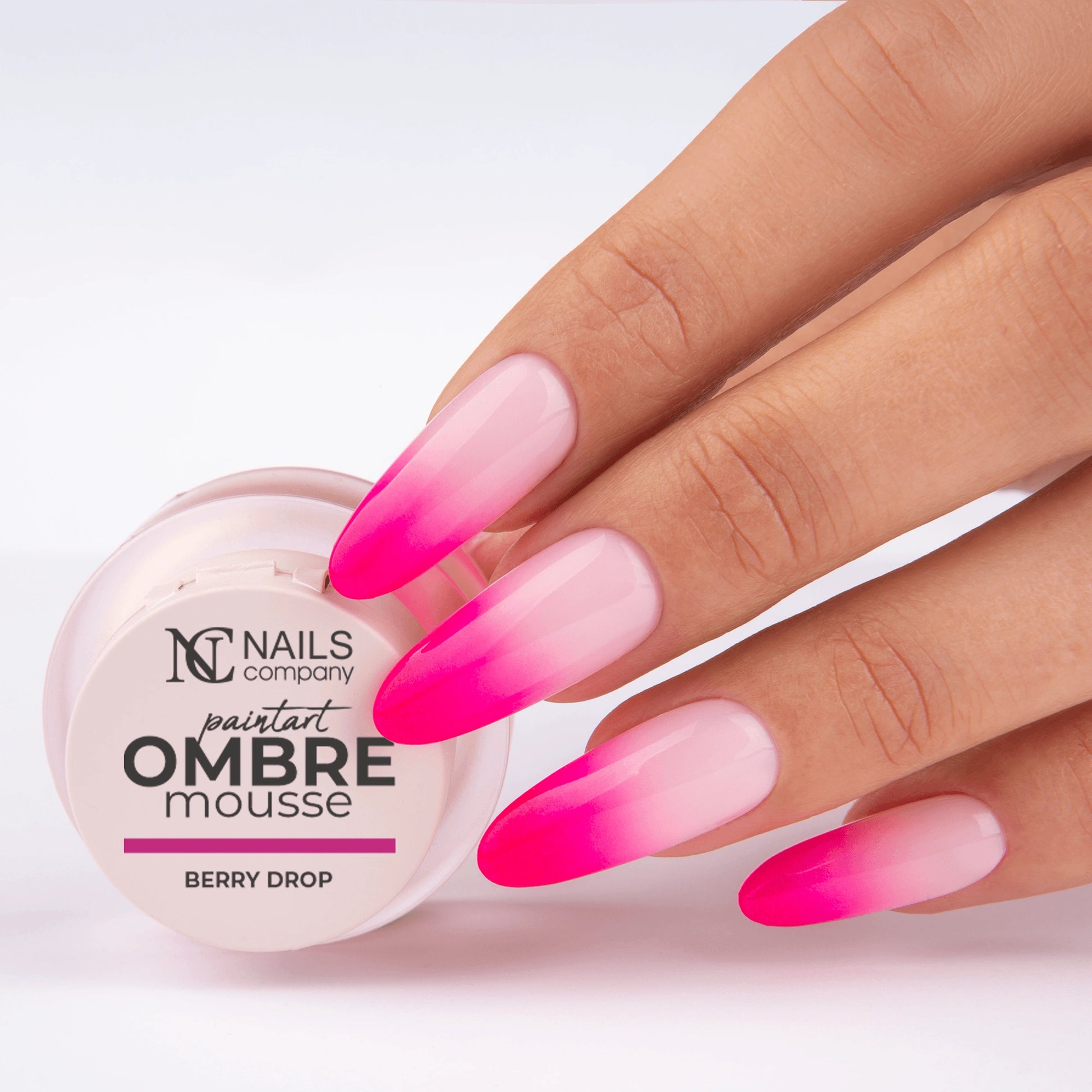 Main tenant le pot de Paintart Ombre Mousse Berry Drop de Nails Company avec le produit appliqué sur les ongles