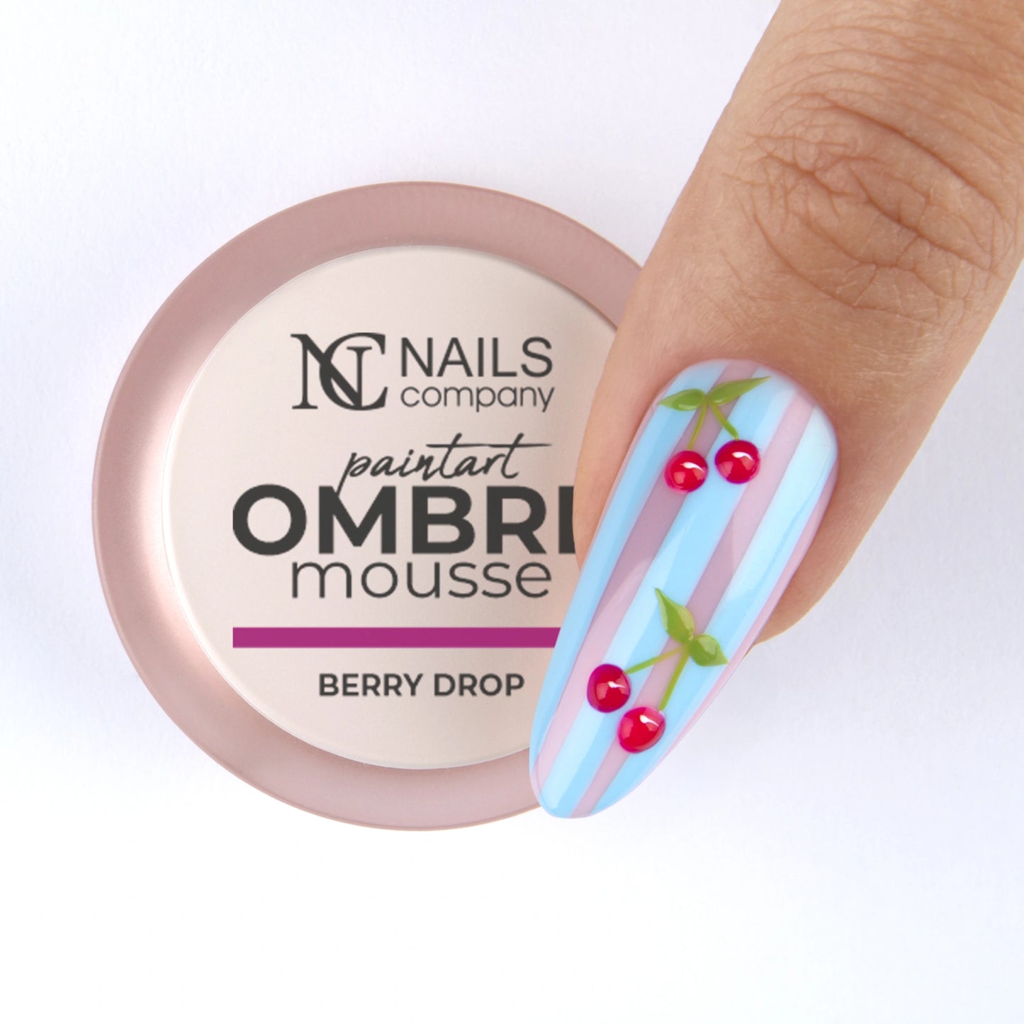 Pouce posé sur le pot de Paintart Ombre Mousse Berry Drop avec un nail art réalisé à l’aide du produit