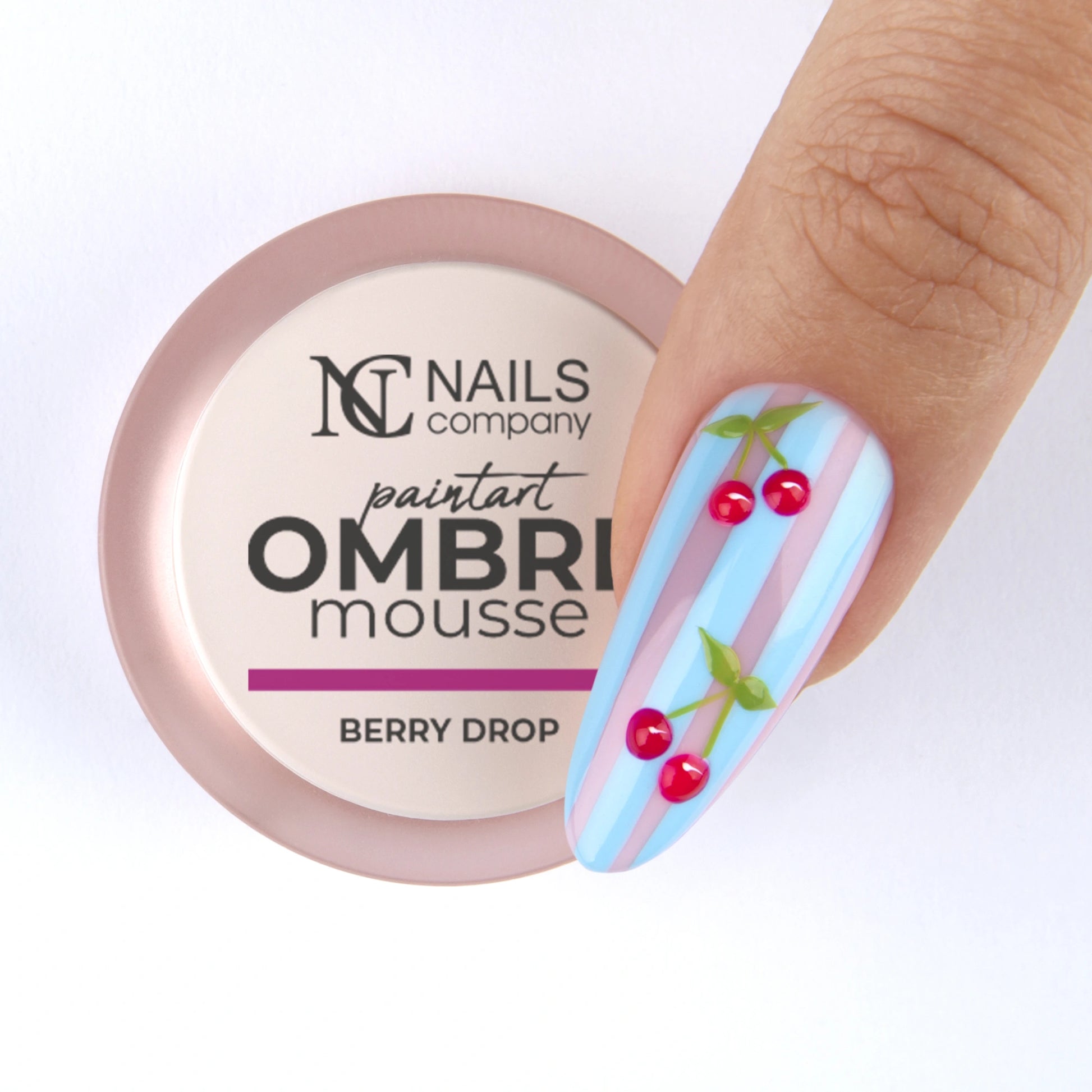 Pouce posé sur le pot de Paintart Ombre Mousse Berry Drop avec un nail art réalisé à l’aide du produit