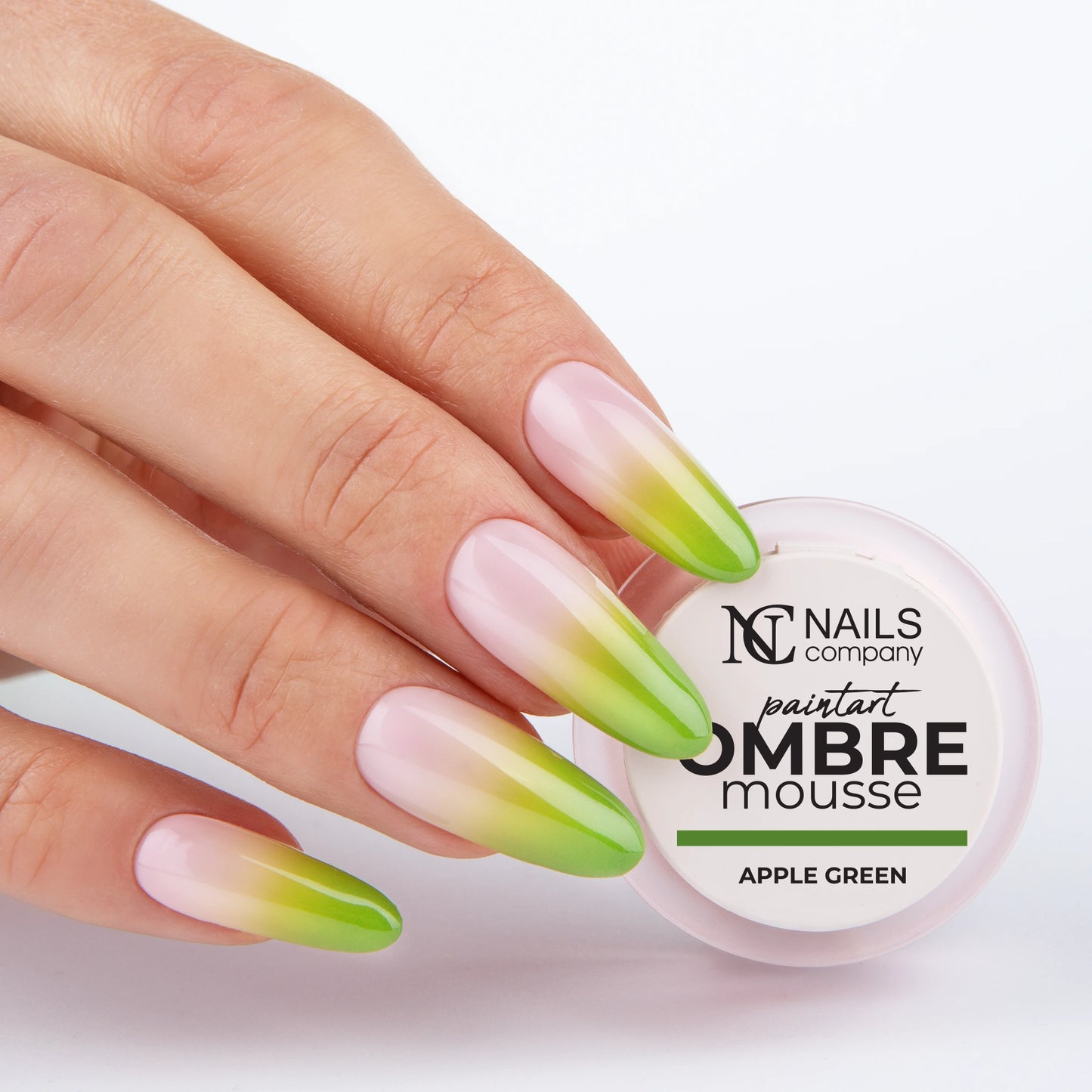 Gel paint Ombre Mousse Apple Green Nails Company tenu en main avec effet baby color vert frais.
