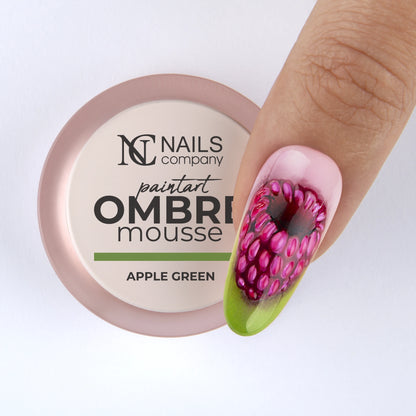 Nail art réalisé sur doigt avec gel paint Ombre Mousse Apple Green Nails Company vert frais.
