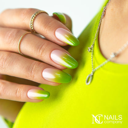 Manucure avec effet baby color réalisée au gel paint Ombre Mousse Apple Green Nails Company vert.