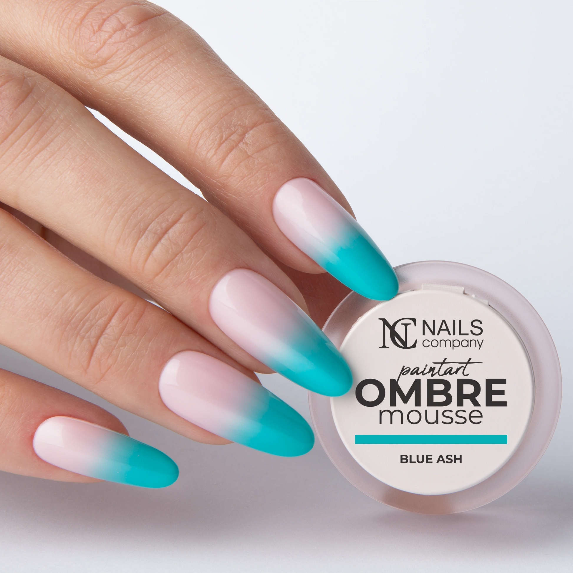 Gel paint Ombre Mousse Blue Ash Nails Company tenu en main avec effet baby color turquoise grisé.