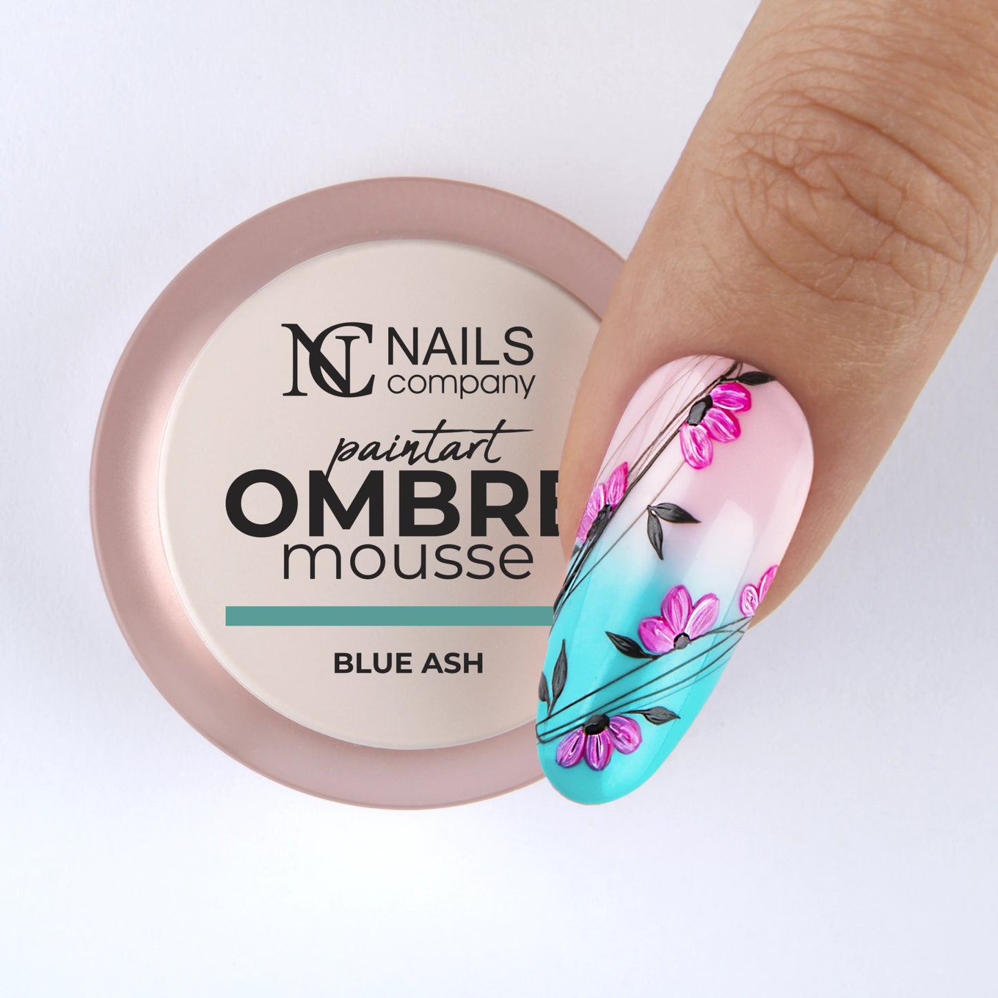 Nail art réalisé sur doigt avec gel paint Ombre Mousse Blue Ash Nails Company turquoise adouci.