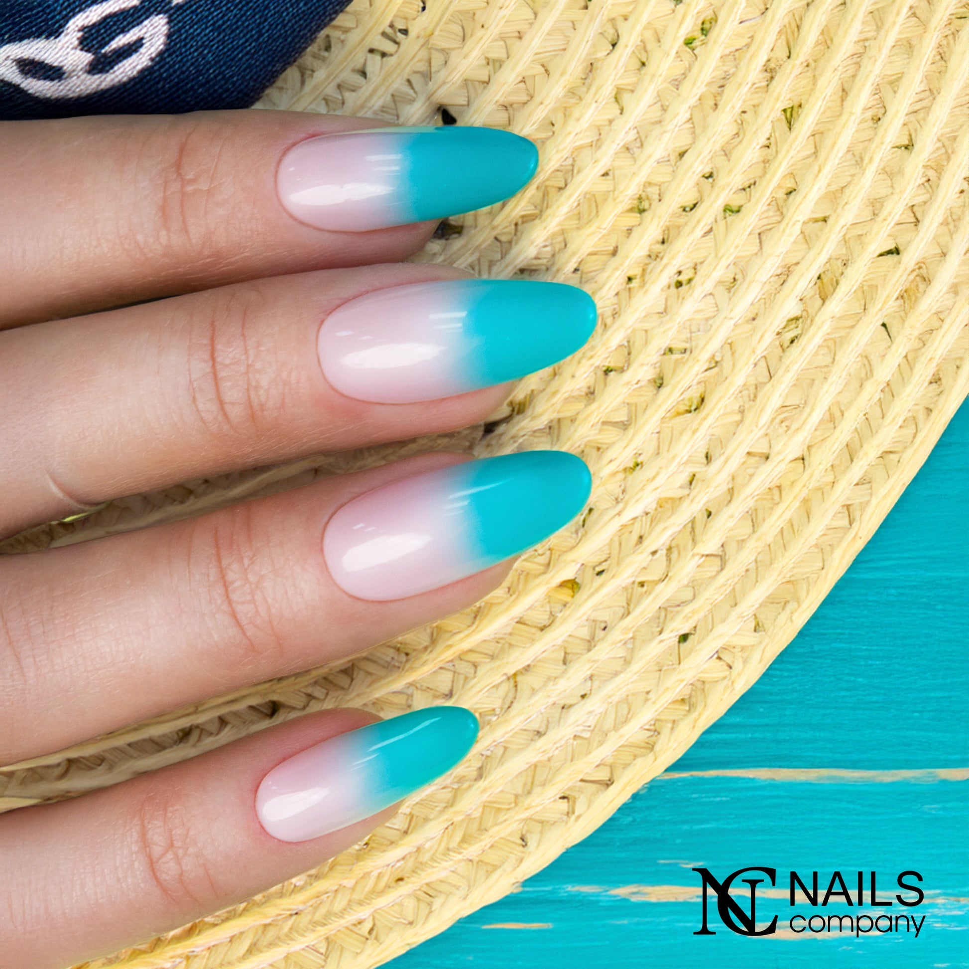 Manucure avec effet baby color réalisée au gel paint Ombre Mousse Blue Ash Nails Company turquoise.