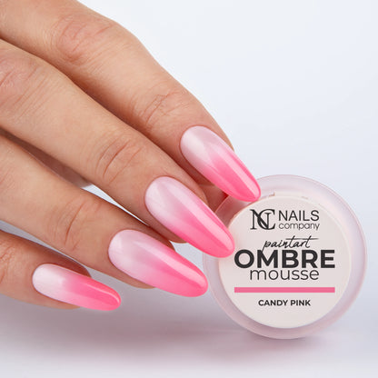 Gel paint Ombre Mousse Candy Pink Nails Company tenu en main avec effet baby color rose sucré.