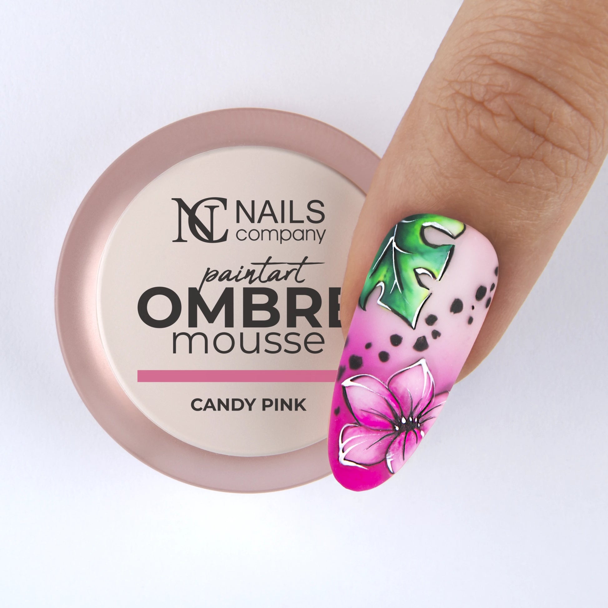 Nail art réalisé sur doigt avec gel paint Ombre Mousse Candy Pink Nails Company rose.