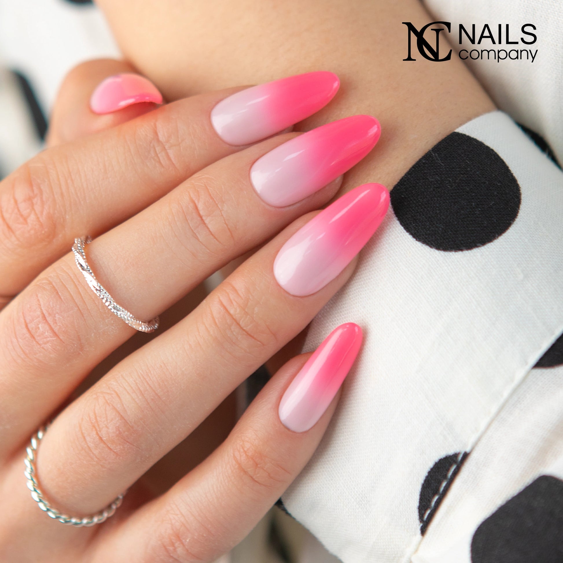 Manucure avec effet baby color réalisée au gel paint Ombre Mousse Candy Pink Nails Company rose.