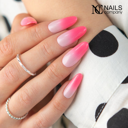 Manucure avec effet baby color réalisée au gel paint Ombre Mousse Candy Pink Nails Company rose.