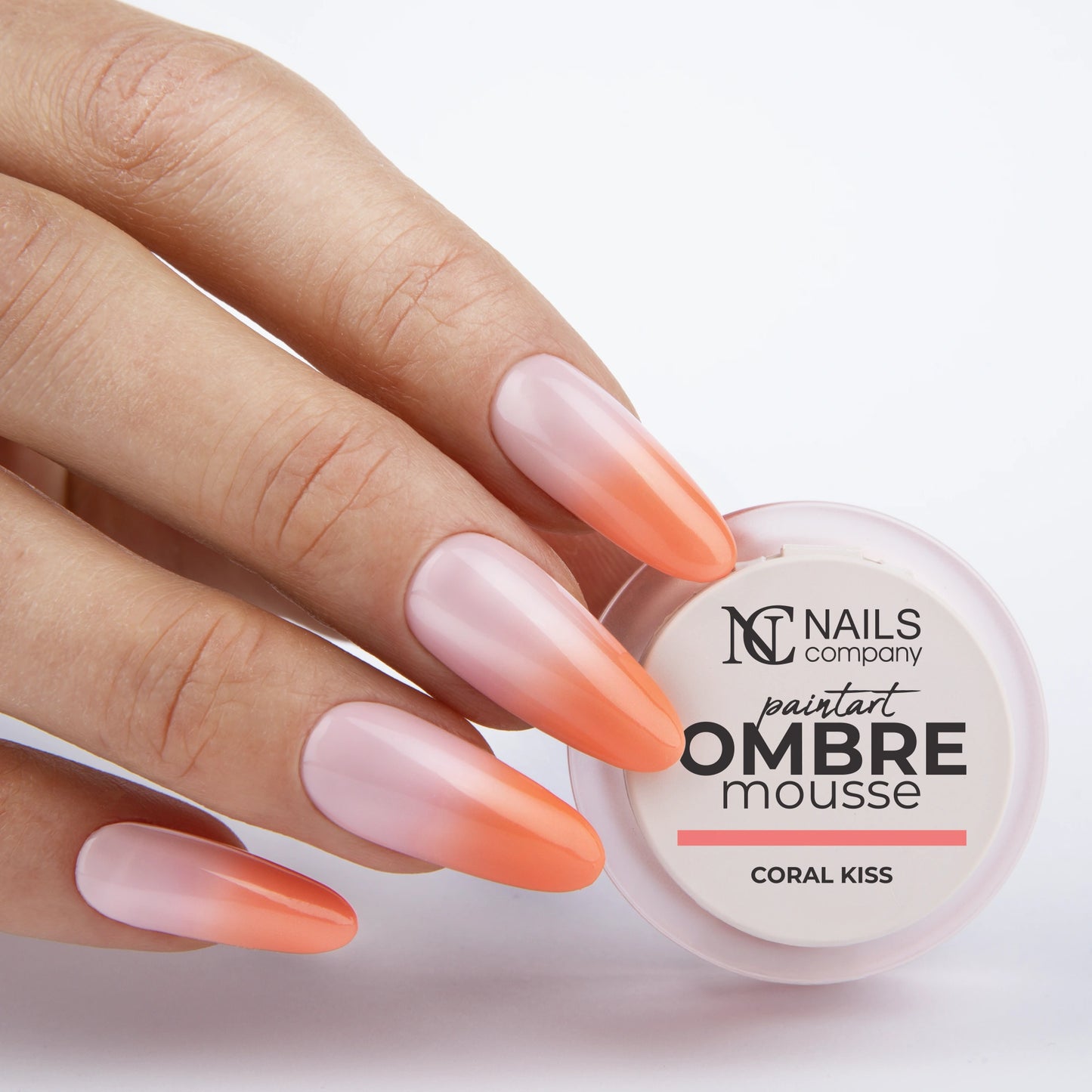Gel paint Ombre Mousse Coral Kiss Nails Company tenu en main avec effet baby color corail chaud.