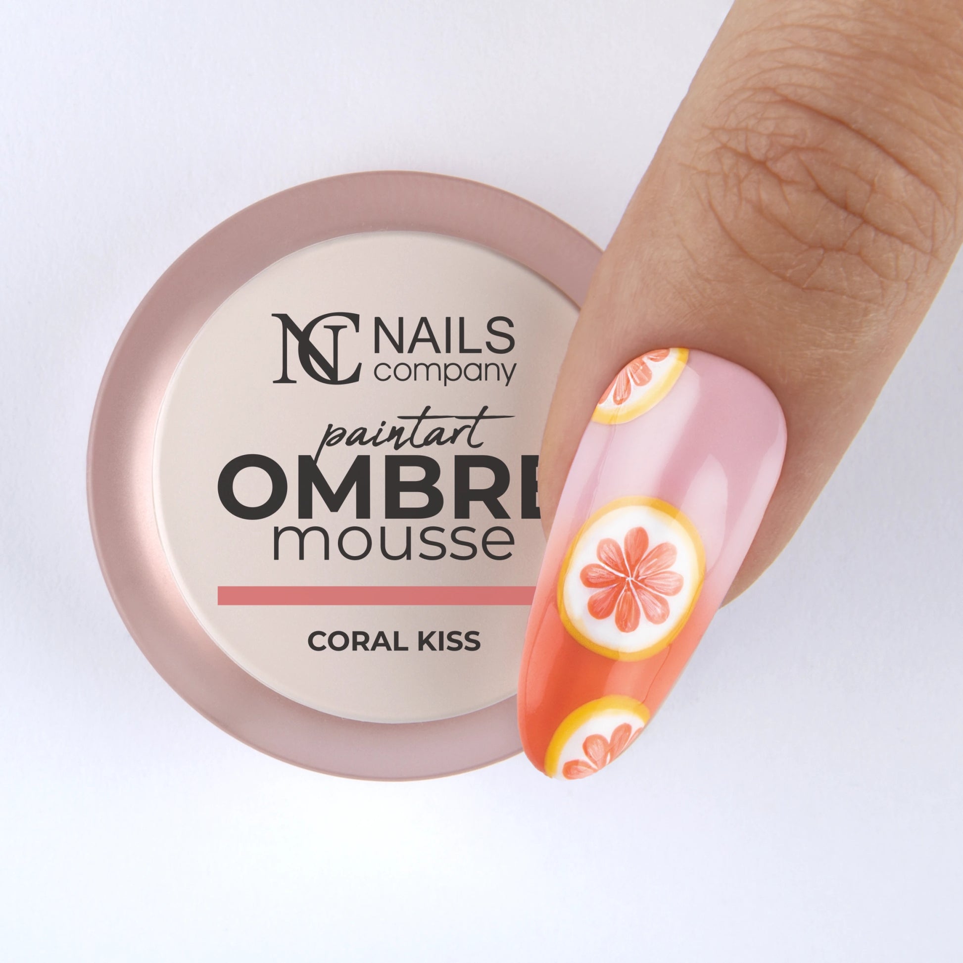 Nail art réalisé sur doigt avec gel paint Ombre Mousse Coral Kiss Nails Company corail.