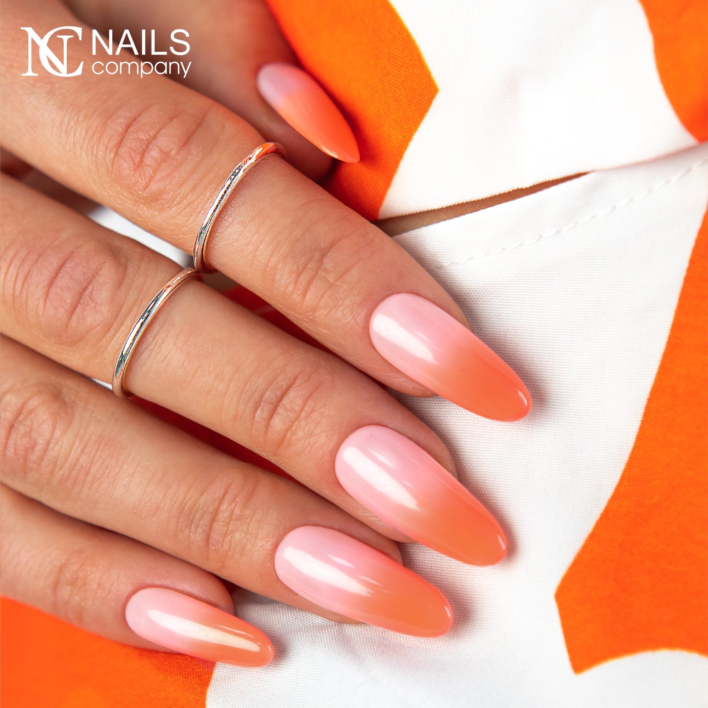 Manucure avec effet baby color réalisée au gel paint Ombre Mousse Coral Kiss Nails Company corail.
