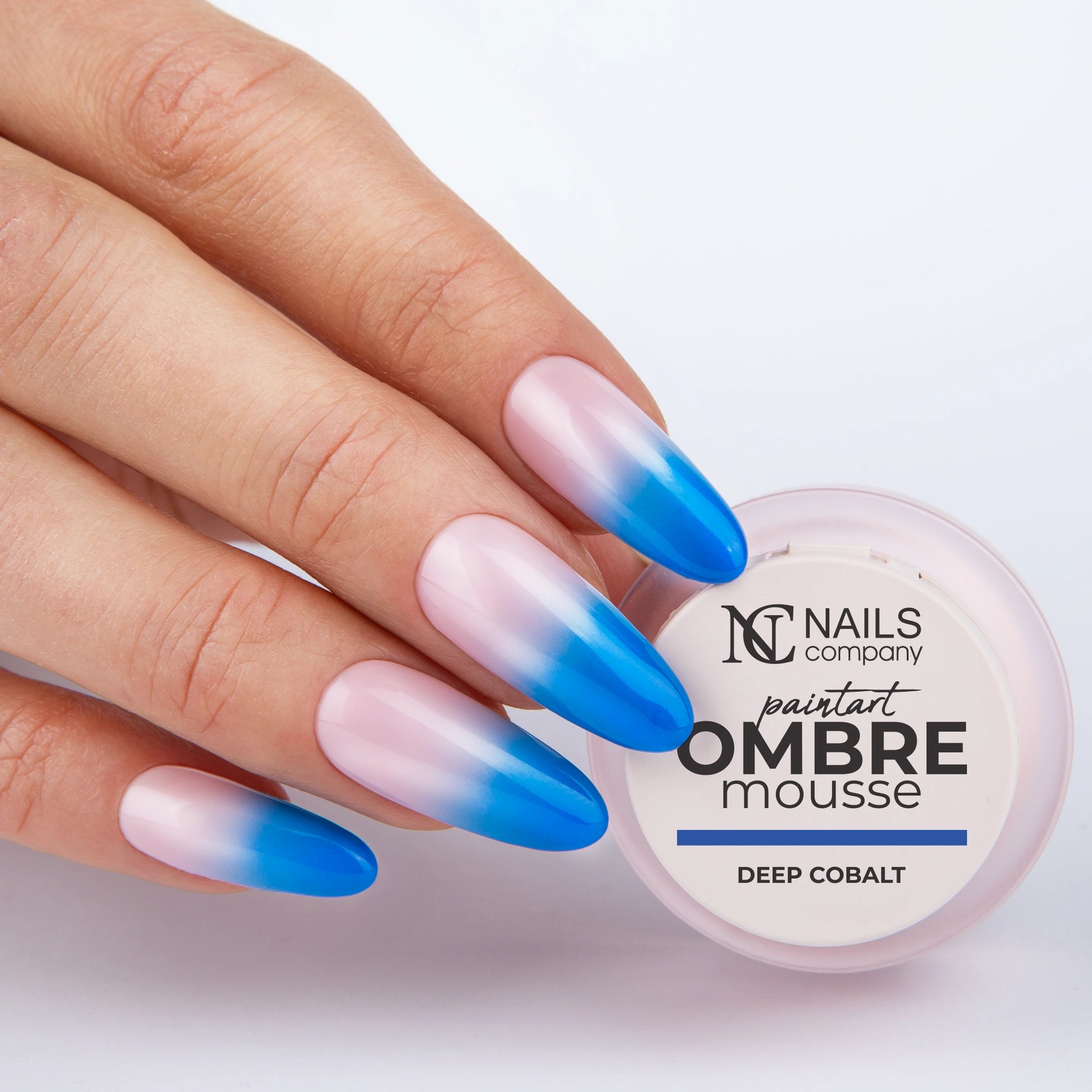 Gel paint Ombre Mousse Deep Cobalt Nails Company tenu en main avec effet baby color bleu cobalt.