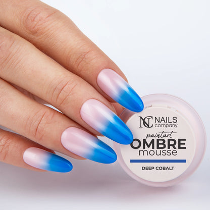 Gel paint Ombre Mousse Deep Cobalt Nails Company tenu en main avec effet baby color bleu cobalt.