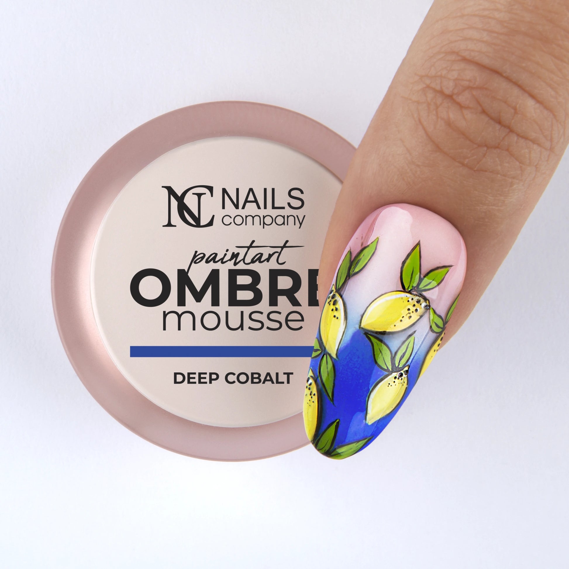 Nail art réalisé sur doigt avec gel paint Ombre Mousse Deep Cobalt Nails Company bleu cobalt.