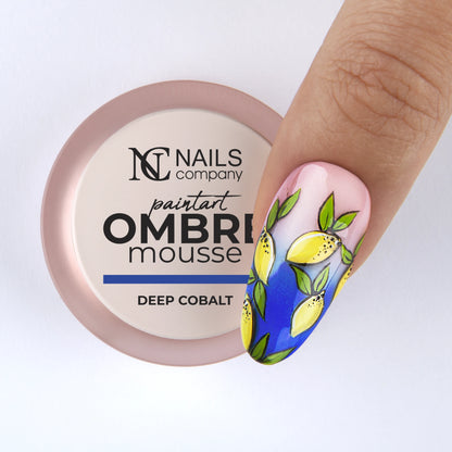 Nail art réalisé sur doigt avec gel paint Ombre Mousse Deep Cobalt Nails Company bleu cobalt.