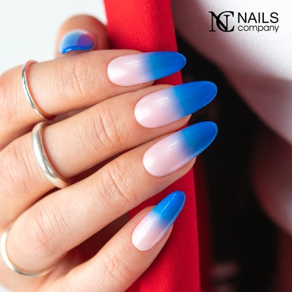 Manucure avec effet baby color réalisée au gel paint Ombre Mousse Deep Cobalt Nails Company bleu.