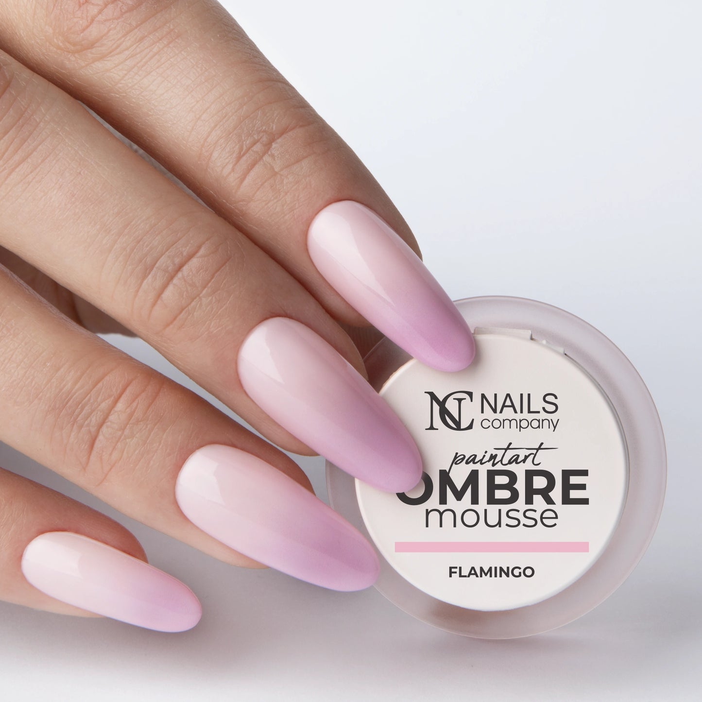Gel paint Ombre Mousse Flamingo Nails Company tenu en main avec effet baby color rose doux.
