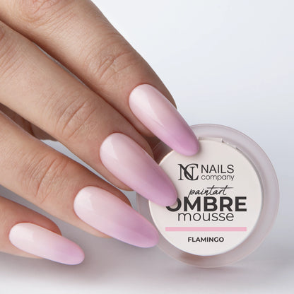 Gel paint Ombre Mousse Flamingo Nails Company tenu en main avec effet baby color rose doux.