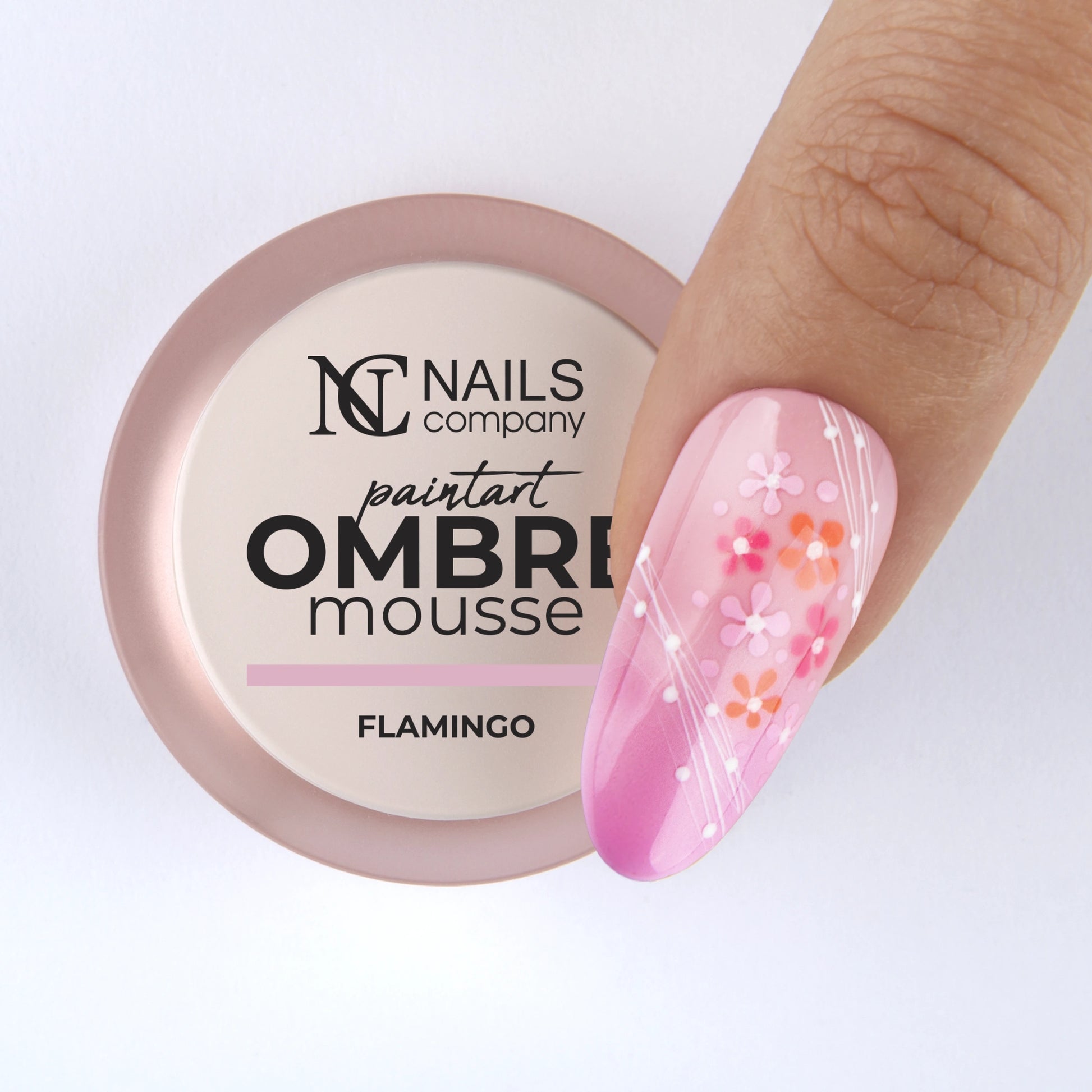 Nail art réalisé sur doigt avec gel paint Ombre Mousse Flamingo Nails Company rose doux.
