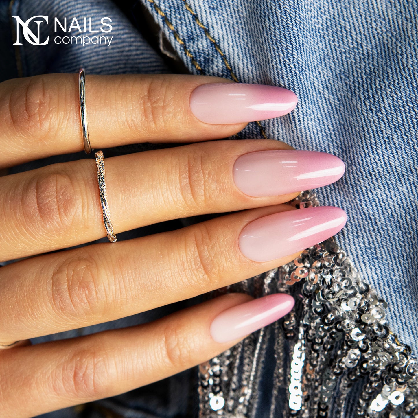 Manucure avec effet baby color réalisée au gel paint Ombre Mousse Flamingo Nails Company rose.