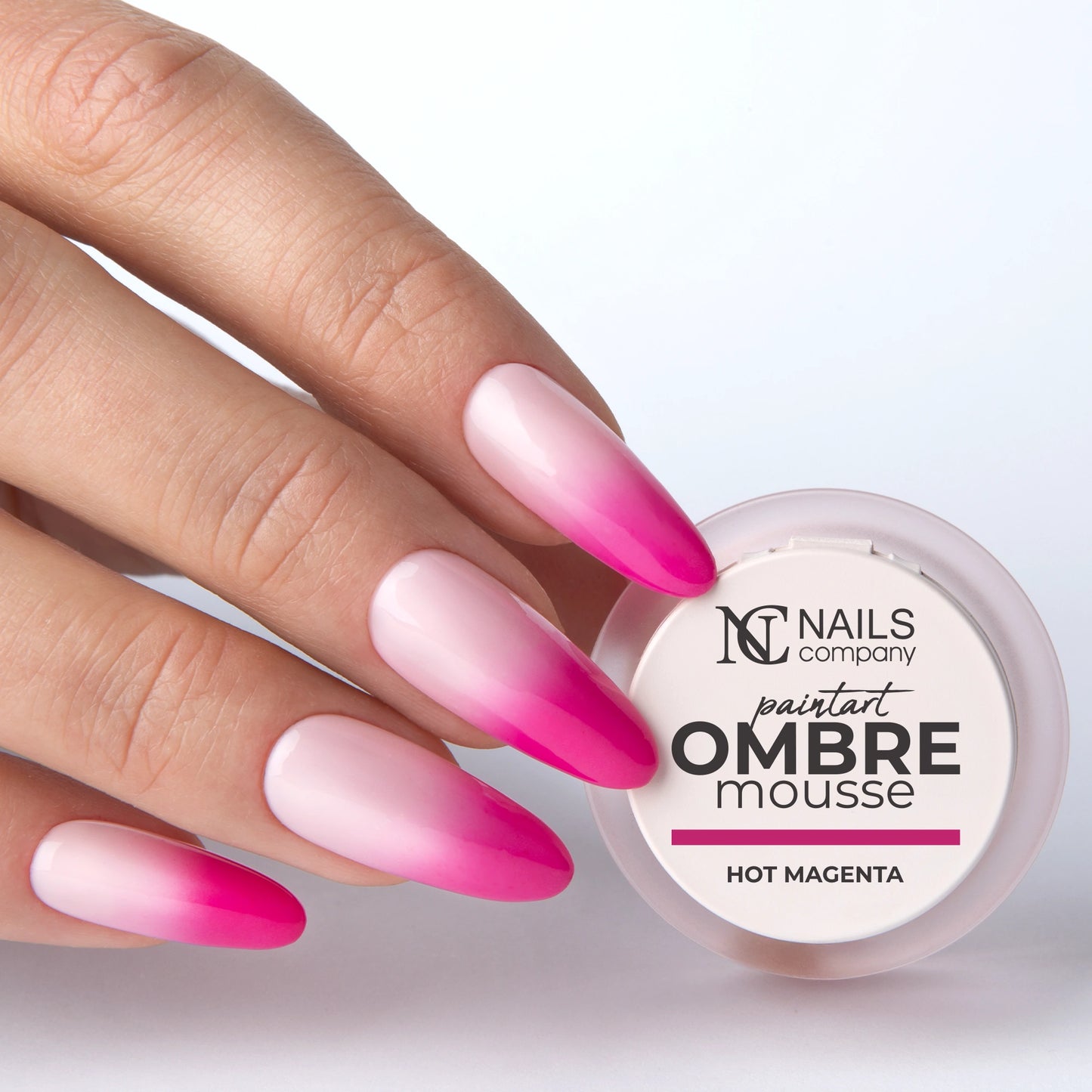 Gel paint Ombre Mousse Hot Magenta Nails Company tenu en main avec effet baby color rose fuchsia.