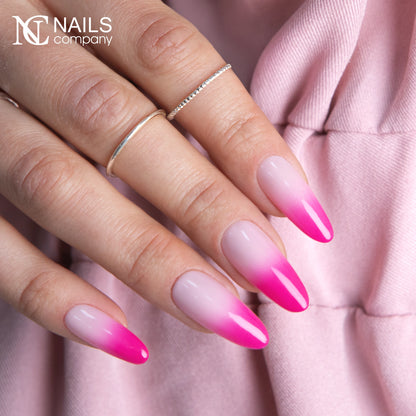 Manucure avec effet baby color réalisée au gel paint Ombre Mousse Hot Magenta Nails Company fuchsia.