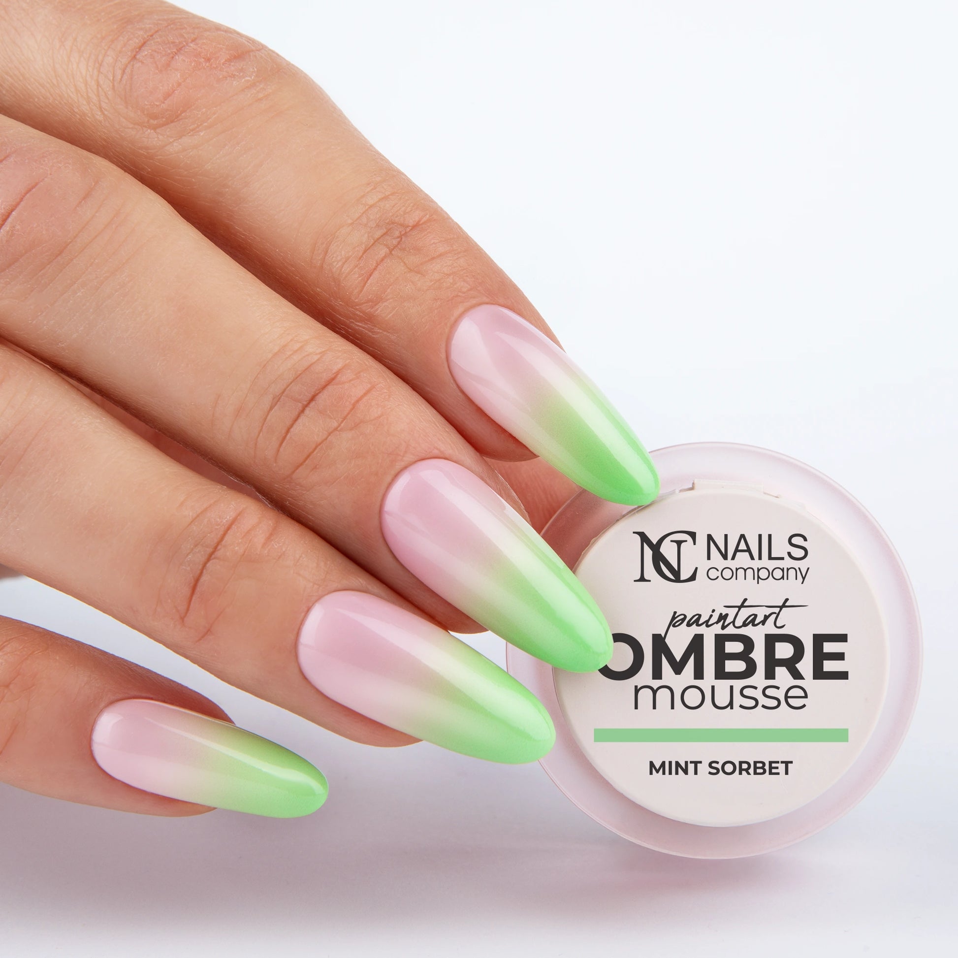 Gel paint Ombre Mousse Mint Sorbet Nails Company tenu en main avec effet baby color vert menthe.