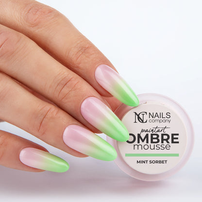Gel paint Ombre Mousse Mint Sorbet Nails Company tenu en main avec effet baby color vert menthe.