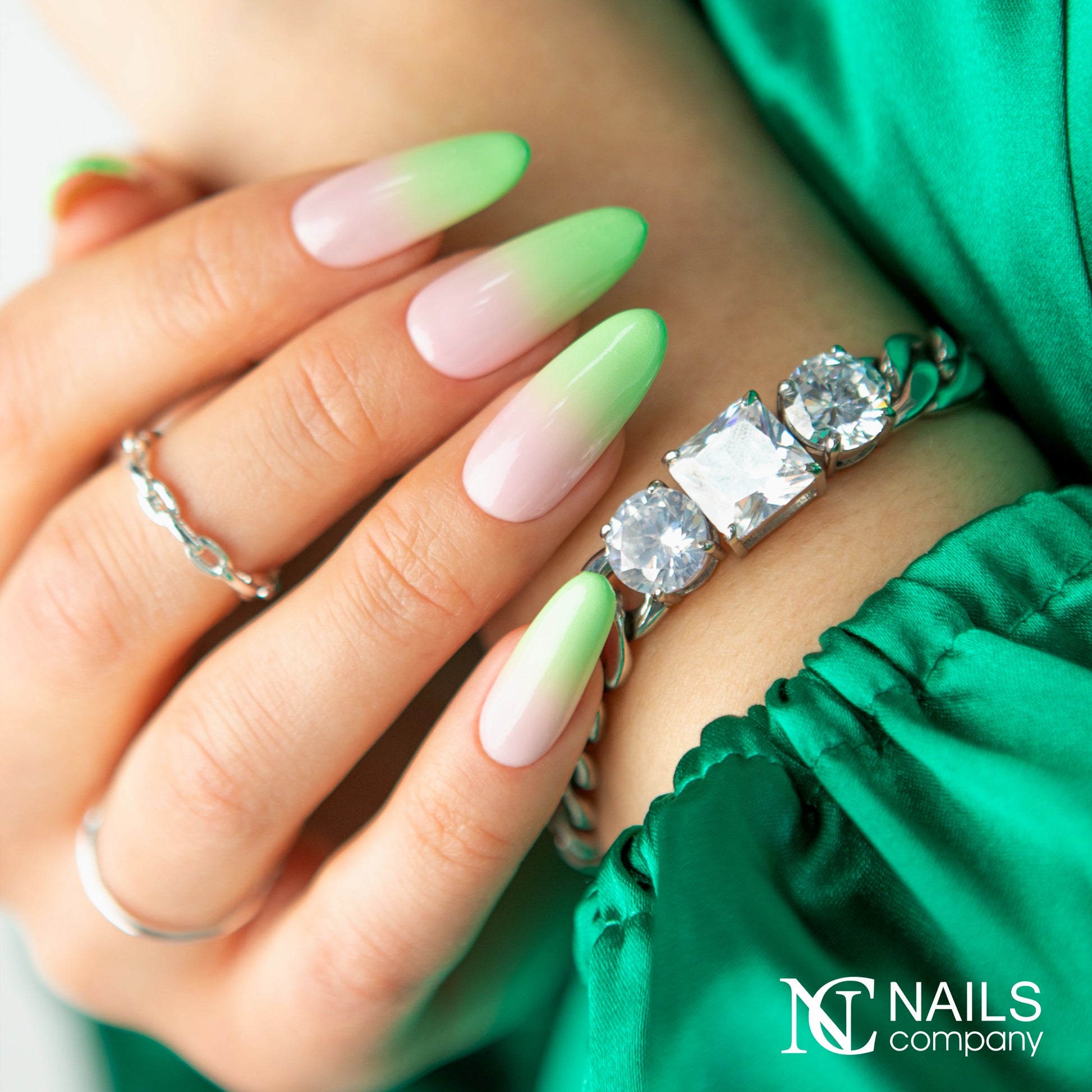 Manucure avec effet baby color réalisée au gel paint Ombre Mousse Mint Sorbet Nails Company vert.