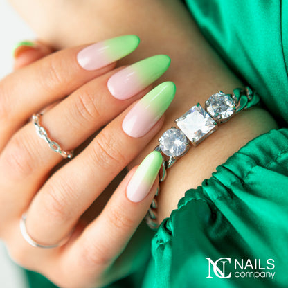 Manucure avec effet baby color réalisée au gel paint Ombre Mousse Mint Sorbet Nails Company vert.
