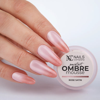 Gel paint Ombre Mousse Rose Satin Nails Company tenu en main avec effet baby color rose satiné.